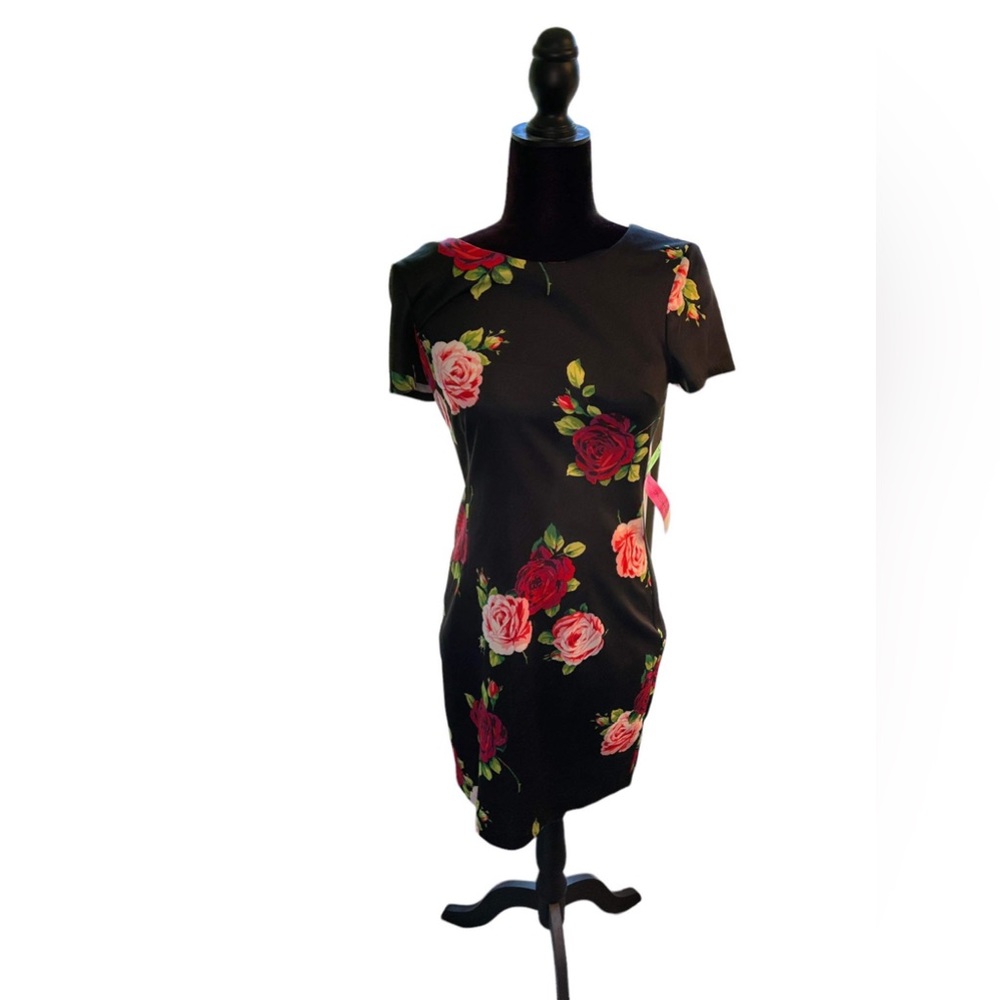 Betsey Johnson short sleeved floral dress in Size 6